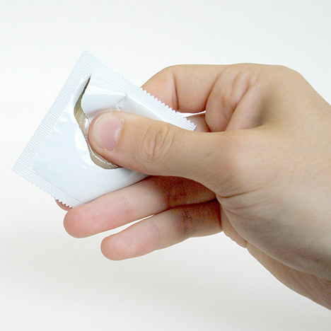 dezeen_One-Handed-Condom-Wrapper-by-Ben-Pawle_2a